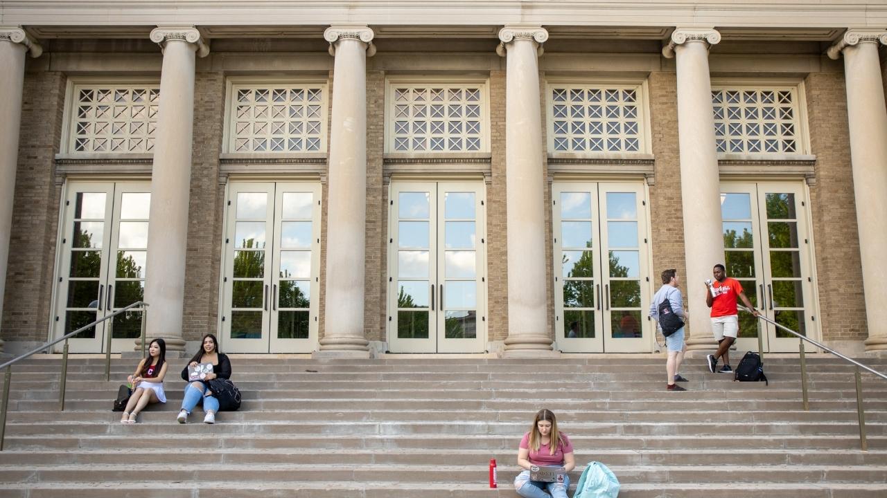 Students at front entrance of Bailey Hall