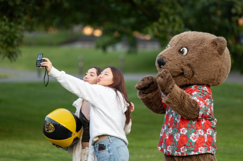 New students enjoy the Big Red Beach Bash. 